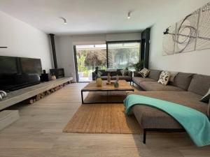 コニル・デ・ラ・フロンテーラにあるExclusivo chalet en urbanización Rocheのソファとテーブルのあるリビングルーム