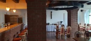 un restaurant avec un bar avec des chaises et un mur en briques dans l'établissement Penzion Bernardýn, à Bořetice
