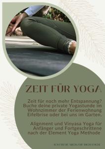 Ein Flyer für einen Yoga-Kurs mit einer Frau auf dem Boden in der Unterkunft Ferienwohnung Eifelbrise in Nideggen