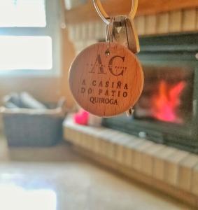 a wooden key chain with the words ak caccaria puertoacionacion qu at A Casiña do Patio in Quiroga