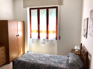 um quarto com uma cama e uma janela em Casa in centro a due passi dal mare em Santa Teresa Gallura