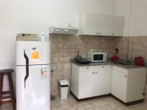 La cuisine est équipée d'un réfrigérateur et d'un four micro-ondes. dans l'établissement Departamento de Magui en Montecarlo, à Montecarlo