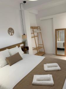 1 dormitorio con 1 cama con 2 toallas en APARTAMENTO MEDINA AZAHARA, en Córdoba