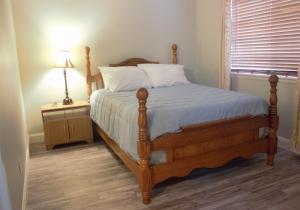 Postel nebo postele na pokoji v ubytování Amazing 4 Bedroom House with nice Backyard