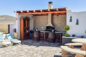 a kitchen with an outdoor kitchen with a stove at LA CAÑADA in Tiscamanita