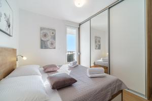 ein Schlafzimmer mit einem Bett mit zwei Kissen darauf in der Unterkunft Golden view 7 in Split