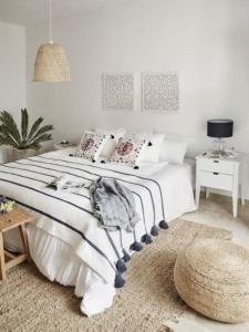 ein Schlafzimmer mit einem großen weißen Bett und einem Teppich in der Unterkunft DGS APARTHOTEL in Trapani