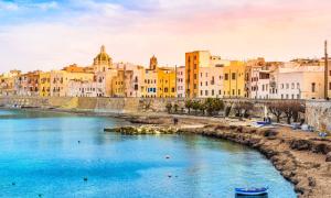 Blick auf einen Fluss in einer Stadt mit Gebäuden in der Unterkunft DGS APARTHOTEL in Trapani