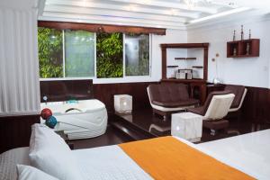 ein Hotelzimmer mit einem Bett und einem Salon in der Unterkunft Hotel Suma Wasi in Mocoa