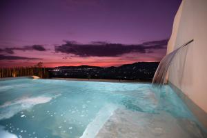 una piscina al lado de un edificio en Mykonos Village, en Ano Mera