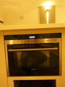 un forno a microonde seduto all'interno di una cucina di Le Studio 04 Ramatuelle Vieux Village a Ramatuelle Altre 6 foto