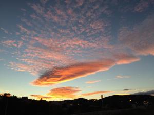 un coucher de soleil avec des nuages dans le ciel dans l'établissement La Mandioca, à Calafat