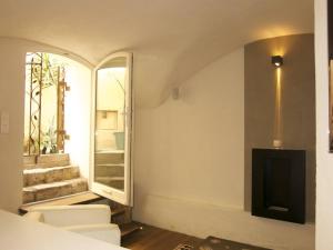 un soggiorno con specchio e TV di Le Studio 04 Ramatuelle Vieux Village a Ramatuelle