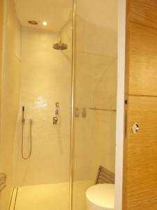 un bagno con doccia, wc e lavandino di Le Studio 04 Ramatuelle Vieux Village a Ramatuelle