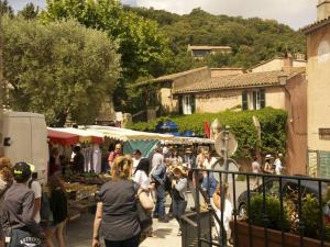 una folla di persone che camminano in un mercato all'aperto di Le Studio 04 Ramatuelle Vieux Village a Ramatuelle