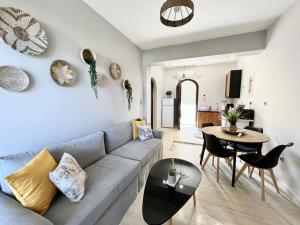 a living room with a couch and a table at Ξενώνας Vasiliki in Vathí