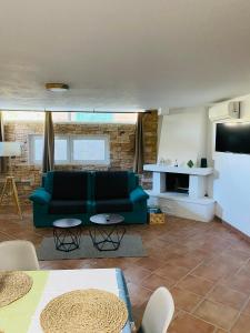 een woonkamer met een blauwe bank en een tafel bij Apulian Way in Torre Pelosa