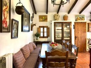 Część wypoczynkowa w obiekcie La Mejorana Refugio andaluz con piscina entre olivos