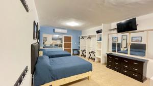 トレオンにあるDepartamento Loft Ejecutivo Privado Confortable Minisplit Amenidadesのベッドルーム1室(ベッド2台、ドレッサー付)