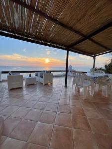 un patio con tavolo e sedie e l'oceano di Sea -view Apartament CAVA DELL’ISOLA (FORIO) a Ischia