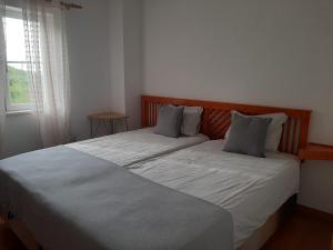 オデセイシェにあるアパルタメント ダ プライアのベッドルーム1室(ベッド2台、窓付)