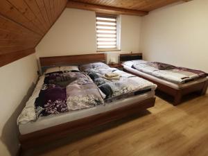 Postel nebo postele na pokoji v ubytování Penzion U Dyntarů