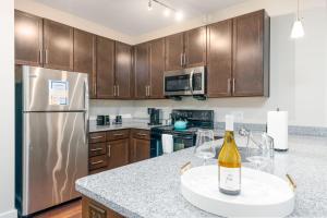 Η κουζίνα ή μικρή κουζίνα στο Stylish 1BR in at the Crossing +19 φωτογραφίες