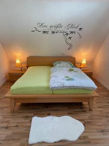 1 dormitorio con 1 cama con un cartel en la pared en Le Bain du Corbeau - Schwarzwald-Villa Alpirsbach, en Alpirsbach