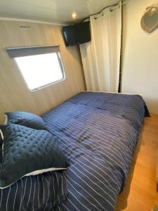 Bett in einem kleinen Zimmer mit Fenster in der Unterkunft Chalet de Provence in Aix-en-Provence
