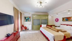 1 dormitorio con 1 cama grande y TV de pantalla plana en Aspar Boutique Hotel en Ereván
