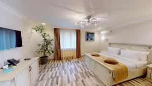 TV a/nebo společenská místnost v ubytování Aspar Boutique Hotel
