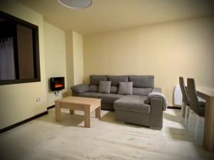 a living room with a couch and a table at Mi Refugio in Arenas de San Pedro