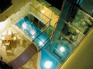 uma vista superior de uma piscina num edifício em Hotel Albatros em Misano Adriatico