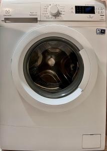 uma máquina de lavar roupa branca com a porta aberta em San Dona Homely House em San Donà di Piave