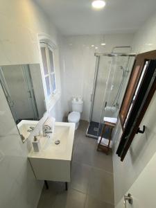 Kúpeľňa v ubytovaní Apartamentos Toledo Casa Galería de los Aljibes + 37 fotografií