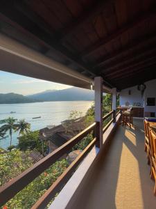 een balkon van een huis met uitzicht op de oceaan bij Casa Belvedere com traslado incluso in Paraty