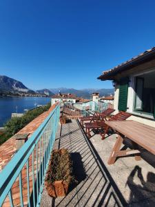 una terraza con mesas de picnic y vistas al agua en La casa sul tetto, en Stresa
