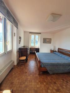 een slaapkamer met een bed, een bureau en een raam bij La casa sul tetto in Stresa