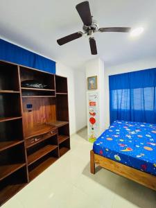 sypialnia z łóżkiem i wentylatorem sufitowym w obiekcie Apartamento lujoso frente al mar 2 w mieście Crucita