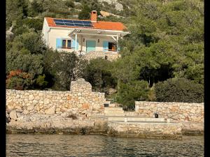 dom na brzegu zbiornika wodnego w obiekcie Holiday Home Pure Nature w mieście Tkon