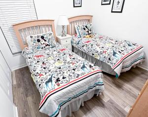 Ένα ή περισσότερα κρεβάτια σε δωμάτιο στο Affordable Luxury Home Near Walt Disney World - Sunshine Villa at Glenbrook Resort, Orlando, Florida