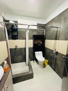 a small bathroom with a toilet and a shower at Apartamento lujoso frente al mar in Crucita