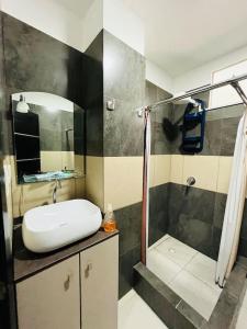 a bathroom with a sink and a shower at Apartamento lujoso frente al mar in Crucita