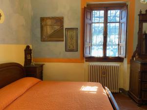 1 dormitorio con cama y ventana en Villa Baronzola, en Montevarchi