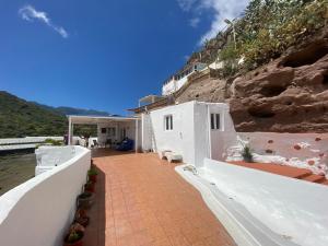 a white house with a balcony with a mountain at Casas Cuevas Tecen Valsequillo in Valsequillo