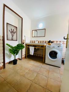 a laundry room with a washing machine and a table at Vacacionales Vegueta in Las Palmas de Gran Canaria