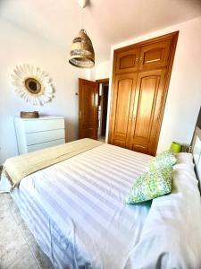 een slaapkamer met een groot bed en een spiegel bij Apartamento MariaLuisa in Oliva
