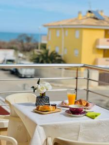 een tafel met twee borden eten en sinaasappelsap bij Apartamento MariaLuisa in Oliva