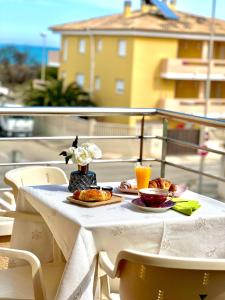 een tafel met twee borden eten op een balkon bij Apartamento MariaLuisa in Oliva