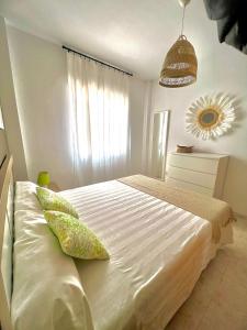een slaapkamer met een groot bed met een spiegel aan de muur bij Apartamento MariaLuisa in Oliva